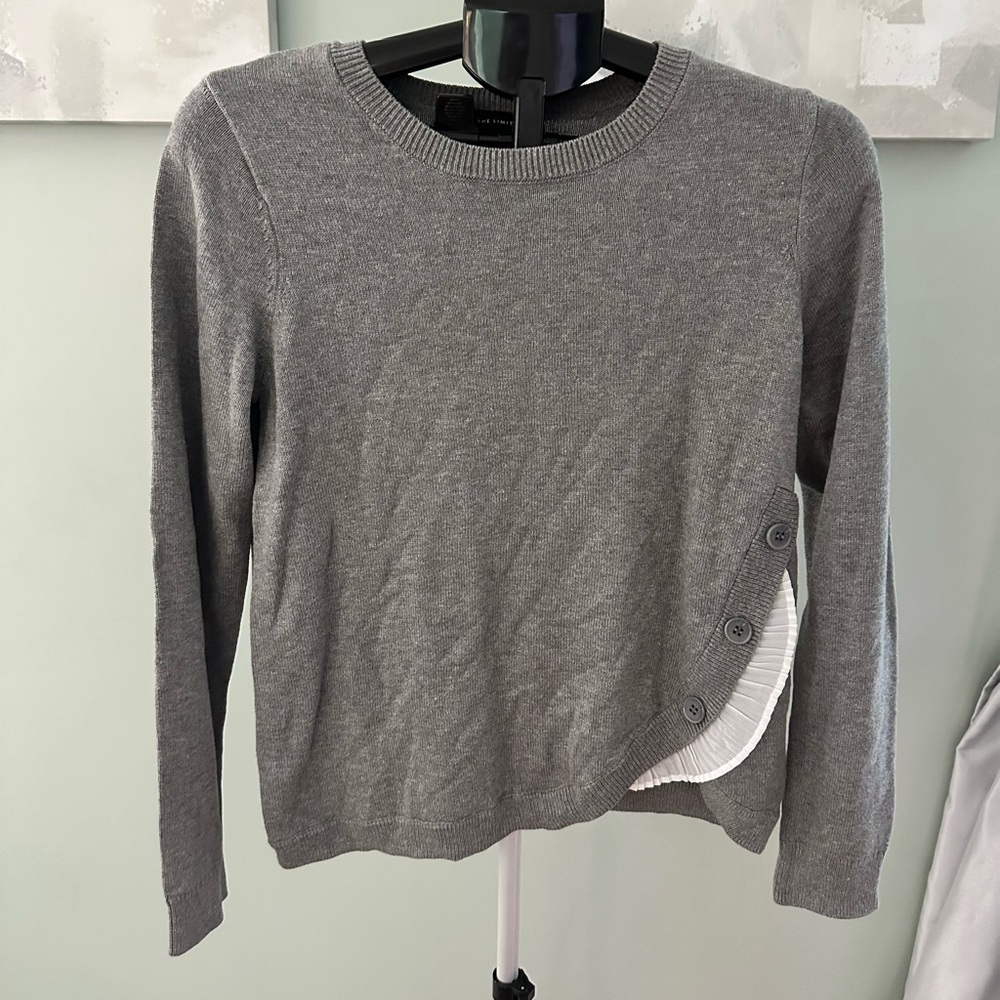 THE LIMITED GRAY LONG SLEEVE SWEATER WITH BUTTONS AND WHITE RUFFLE DETAIL